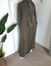 Load image into Gallery viewer, Ribbed abaya ‘khaki’
