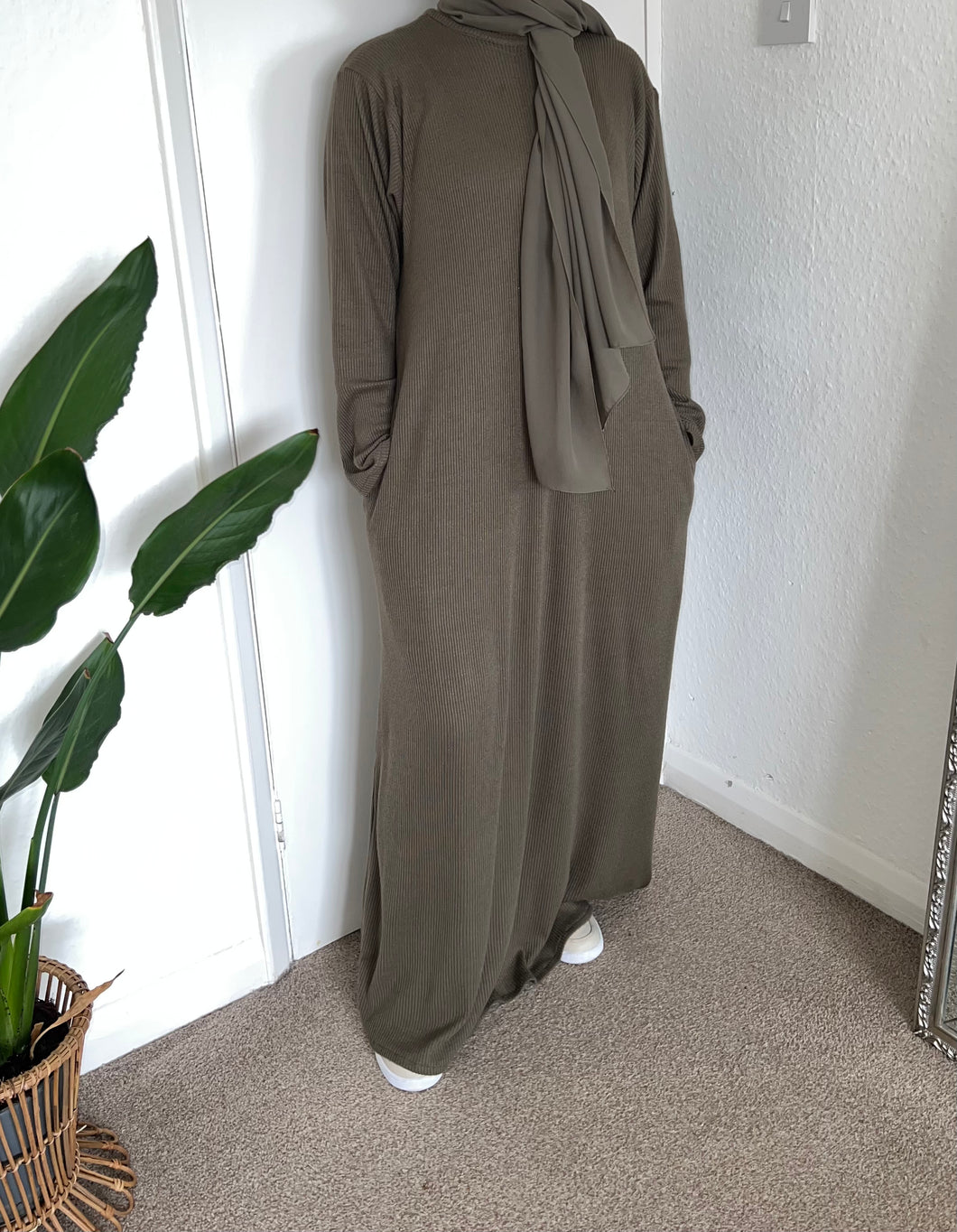 Ribbed abaya ‘khaki’