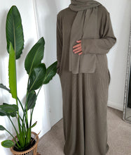 Load image into Gallery viewer, Ribbed abaya ‘khaki’
