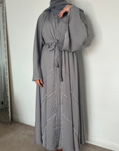 Load image into Gallery viewer, Ameerah Abaya ‘Dove Grey’
